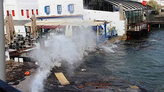 Bodrum'da denizin rengi değişti, fırtınanın hızı 70 kilometreye ulaştı