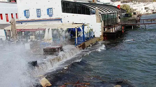 Bodrum'da denizin rengi değişti, fırtınanın hızı 70 kilometreye ulaştı