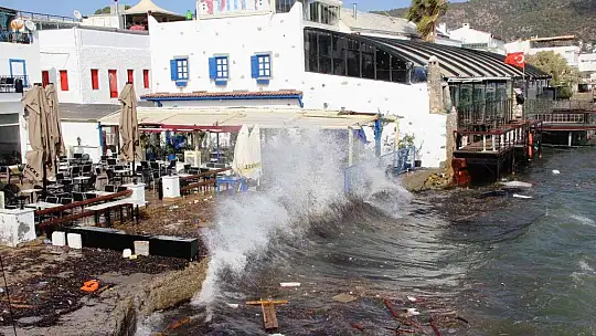 Bodrum'da denizin rengi değişti, fırtınanın hızı 70 kilometreye ulaştı