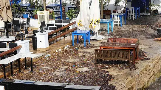 Bodrum'da denizin rengi değişti, fırtınanın hızı 70 kilometreye ulaştı