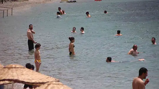Bodrum'da dereceyi gören sahile koştu