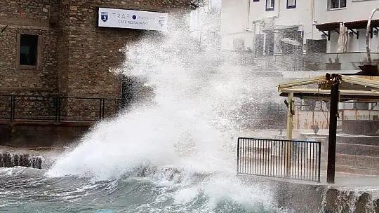Bodrum'da dev dalgalar oluştu