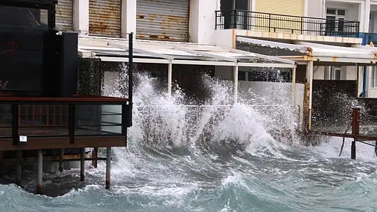 Bodrum'da dev dalgalar oluştu