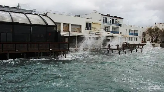 Bodrum'da dev dalgalar oluştu