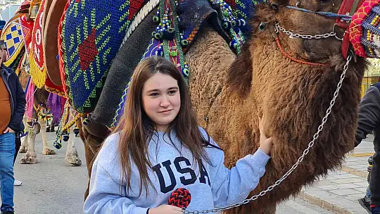 BODRUM'DA DEVELİ KORTEJ YÜRÜYÜŞÜ RENKLİ GÖRÜNTÜLER OLUŞTURDU