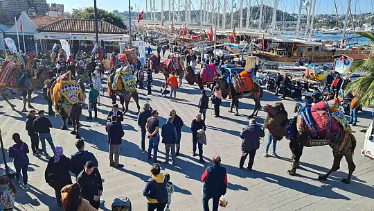 BODRUM'DA DEVELİ KORTEJ YÜRÜYÜŞÜ RENKLİ GÖRÜNTÜLER OLUŞTURDU