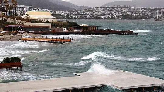 Bodrum'da fırtına kabusu: Balıkçı tekneleri battı, yelkenli gulet karaya oturdu