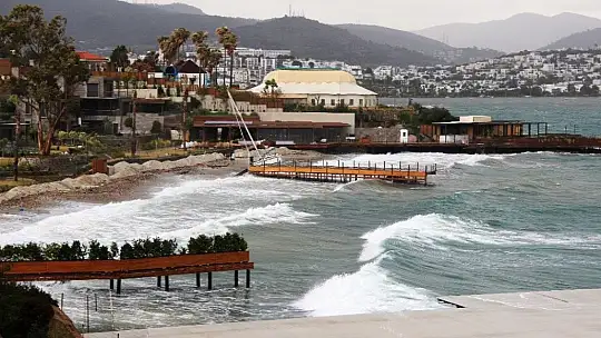 Bodrum'da fırtına kabusu: Balıkçı tekneleri battı, yelkenli gulet karaya oturdu