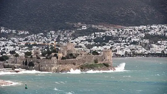 Bodrum'da fırtına kabusu: Balıkçı tekneleri battı, yelkenli gulet karaya oturdu