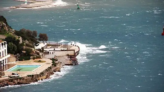 Bodrum'da fırtına kabusu: Balıkçı tekneleri battı, yelkenli gulet karaya oturdu