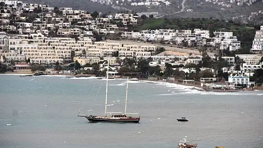 Bodrum'da fırtına kabusu: Balıkçı tekneleri battı, yelkenli gulet karaya oturdu