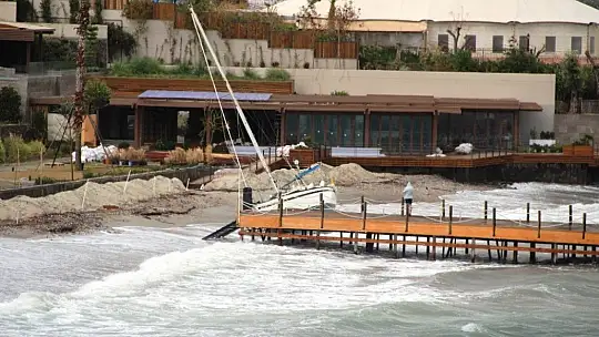 Bodrum'da fırtına kabusu: Balıkçı tekneleri battı, yelkenli gulet karaya oturdu