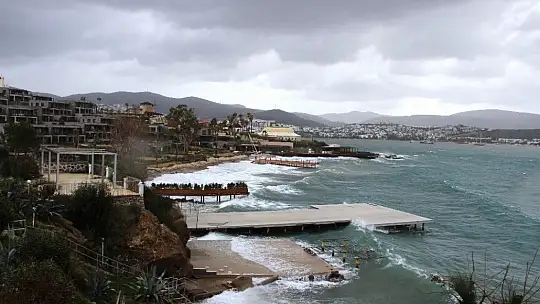 Bodrum'da fırtına kabusu: Balıkçı tekneleri battı, yelkenli gulet karaya oturdu