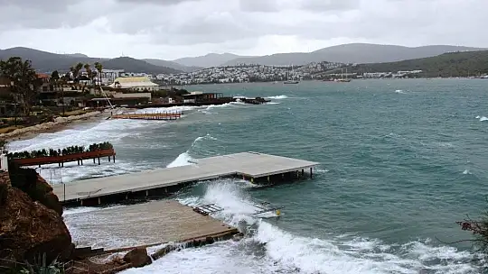 Bodrum'da fırtına kabusu: Balıkçı tekneleri battı, yelkenli gulet karaya oturdu