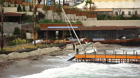 Bodrum'da fırtına kabusu: Balıkçı tekneleri battı, yelkenli gulet karaya oturdu