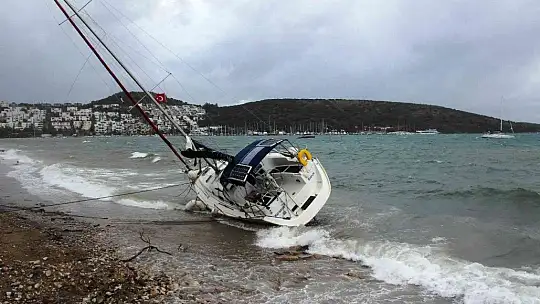 Bodrum'da fırtınanın saatteki hızı 70 kilometreye ulaştı dalgalar sahilleri dövdü, bir tekne sahile vurdu