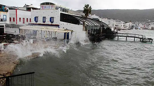 Bodrum'da fırtınanın saatteki hızı 70 kilometreye ulaştı dalgalar sahilleri dövdü, bir tekne sahile vurdu