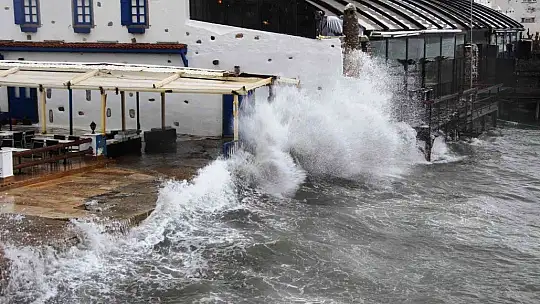 Bodrum'da fırtınanın saatteki hızı 70 kilometreye ulaştı dalgalar sahilleri dövdü, bir tekne sahile vurdu