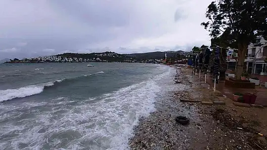 Bodrum'da fırtınanın saatteki hızı 70 kilometreye ulaştı dalgalar sahilleri dövdü, bir tekne sahile vurdu