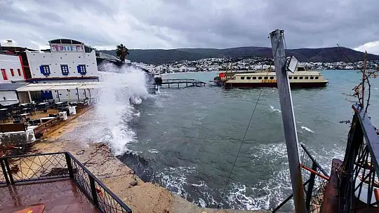 Bodrum'da fırtınanın saatteki hızı 70 kilometreye ulaştı dalgalar sahilleri dövdü, bir tekne sahile vurdu