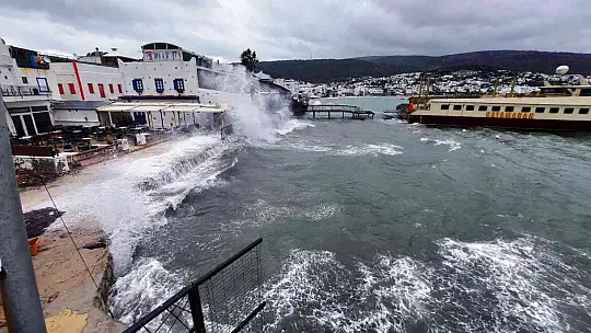 Bodrum'da fırtınanın saatteki hızı 70 kilometreye ulaştı dalgalar sahilleri dövdü, bir tekne sahile vurdu