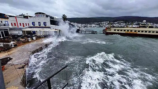 Bodrum'da fırtınanın saatteki hızı 70 kilometreye ulaştı dalgalar sahilleri dövdü, bir tekne sahile vurdu