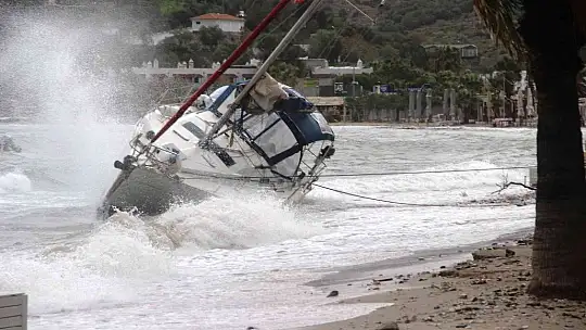 Bodrum'da fırtınanın saatteki hızı 70 kilometreye ulaştı dalgalar sahilleri dövdü, bir tekne sahile vurdu