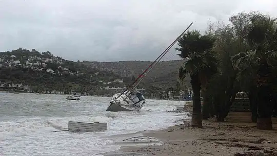Bodrum'da fırtınanın saatteki hızı 70 kilometreye ulaştı dalgalar sahilleri dövdü, bir tekne sahile vurdu