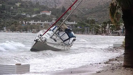 Bodrum'da fırtınanın saatteki hızı 70 kilometreye ulaştı dalgalar sahilleri dövdü, bir tekne sahile vurdu