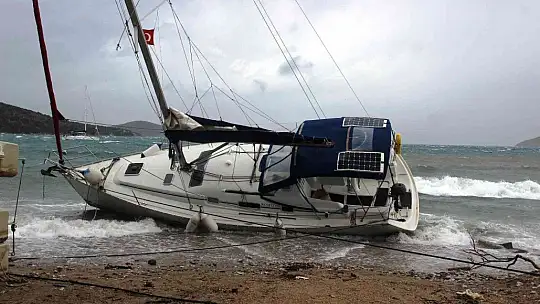 Bodrum'da fırtınanın saatteki hızı 70 kilometreye ulaştı dalgalar sahilleri dövdü, bir tekne sahile vurdu