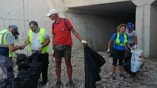 Bodrum'da gönüllüler ve belediye ekipleri temizlik çalışmalarına devam ediyor