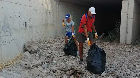 Bodrum'da gönüllüler ve belediye ekipleri temizlik çalışmalarına devam ediyor