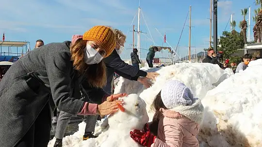 Bodrum'da ilk kez kar gören çocuklar doyasıya eğlendi