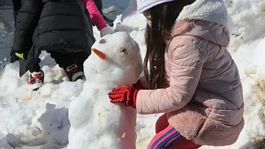 Bodrum'da ilk kez kar gören çocuklar doyasıya eğlendi