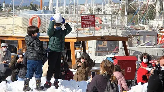 Bodrum'da ilk kez kar gören çocuklar doyasıya eğlendi