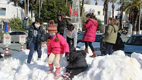 Bodrum'da ilk kez kar gören çocuklar doyasıya eğlendi