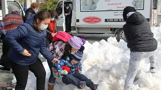Bodrum'da ilk kez kar gören çocuklar doyasıya eğlendi