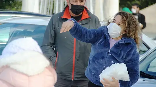 Bodrum'da ilk kez kar gören çocuklar doyasıya eğlendi
