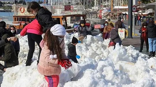 Bodrum'da ilk kez kar gören çocuklar doyasıya eğlendi