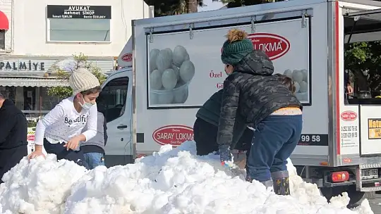 Bodrum'da ilk kez kar gören çocuklar doyasıya eğlendi
