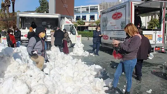 Bodrum'da ilk kez kar gören çocuklar doyasıya eğlendi