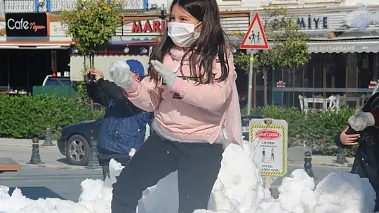 Bodrum'da ilk kez kar gören çocuklar doyasıya eğlendi