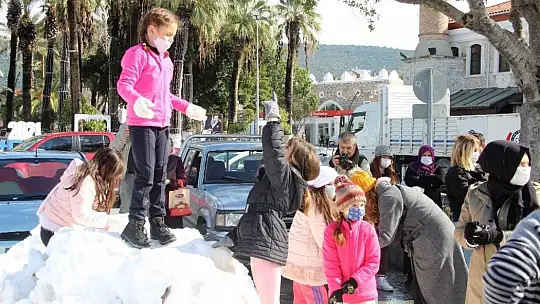 Bodrum'da ilk kez kar gören çocuklar doyasıya eğlendi