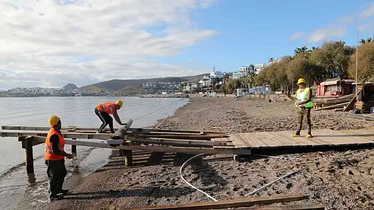 Bodrum'da kaçak iskeleler teker teker yıkılıyor