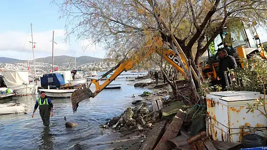 Bodrum'da kaçak iskeleler yıkılıyor