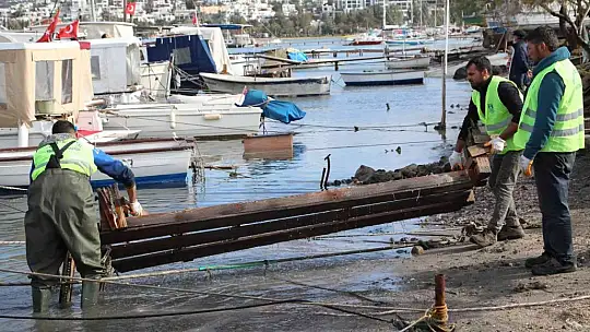 Bodrum'da kaçak iskeleler yıkılıyor