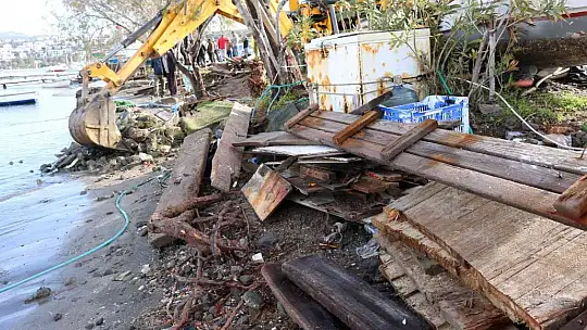 Bodrum'da kaçak iskeleler yıkılıyor