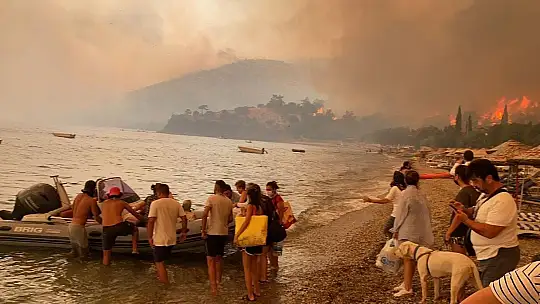 Bodrum'da korkulan oldu, alevler evlere sıçradı