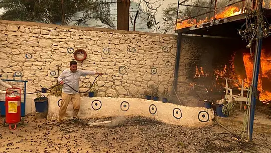 Bodrum'da korkulan oldu, alevler evlere sıçradı