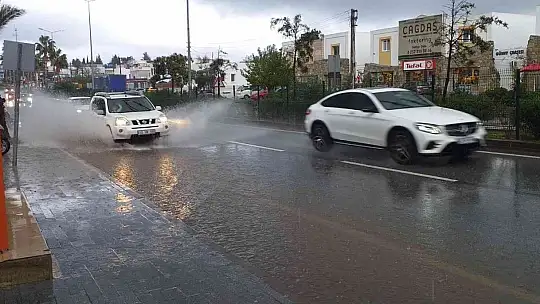 Bodrum'da sağanak etkili oldu, bazı noktalar göle döndü
